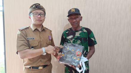Penyerahan Seragam Baru Linmas oleh Kepala Desa Jajar : Semangat Baru untuk Keamanan Desa